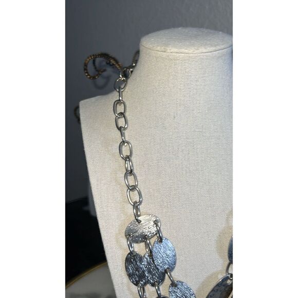 Necklace bib layered oval metal hammered 3 layers silver tone EUC 11” - Picture 3 of 4